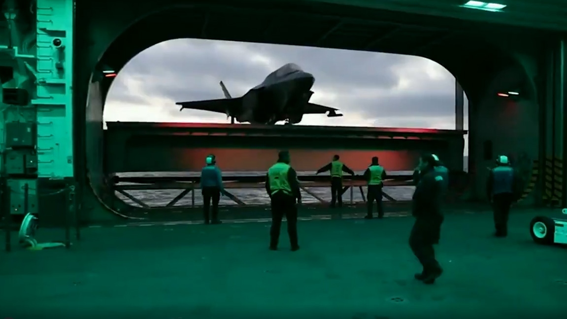Cận cảnh quá trình F-35B được đưa vào nhà chứa máy bay trên tàu đổ bộ USS Tripoli
